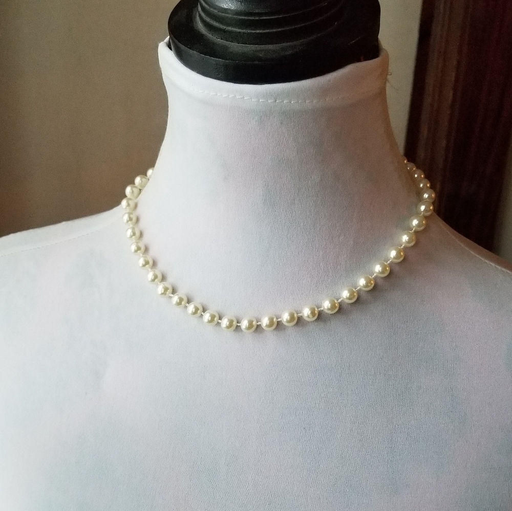 Relisted -Vintage faux pearl necklace white - Picture 9 of 10